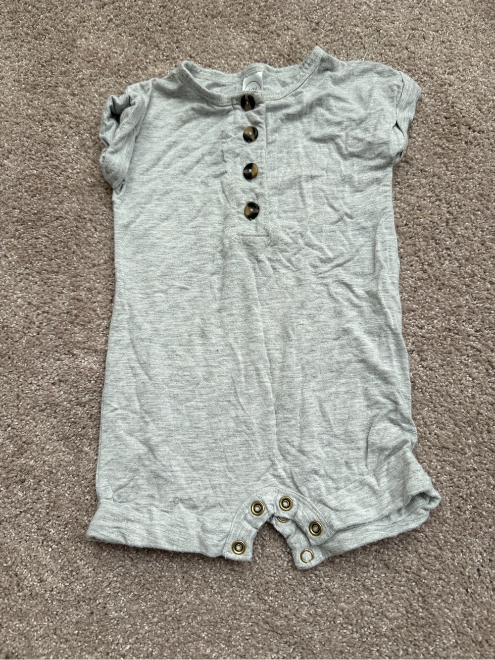 Lou Lou & Co Neutral Heathered Gray Short-Sleeve Romper 6-12 M